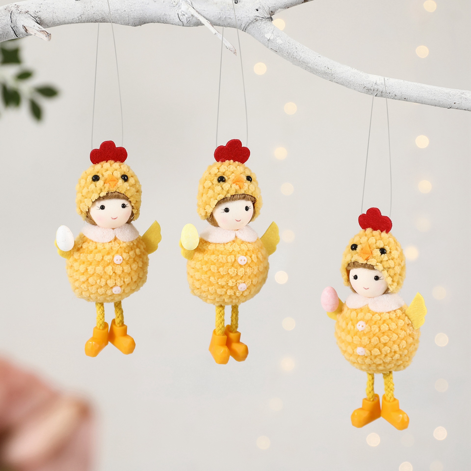 Sombrero de Pollo Pascuas con Niña en el Estómago que Sostiene Huevo de Pascua, Decoración para Escenario de Fiesta — imagen 1