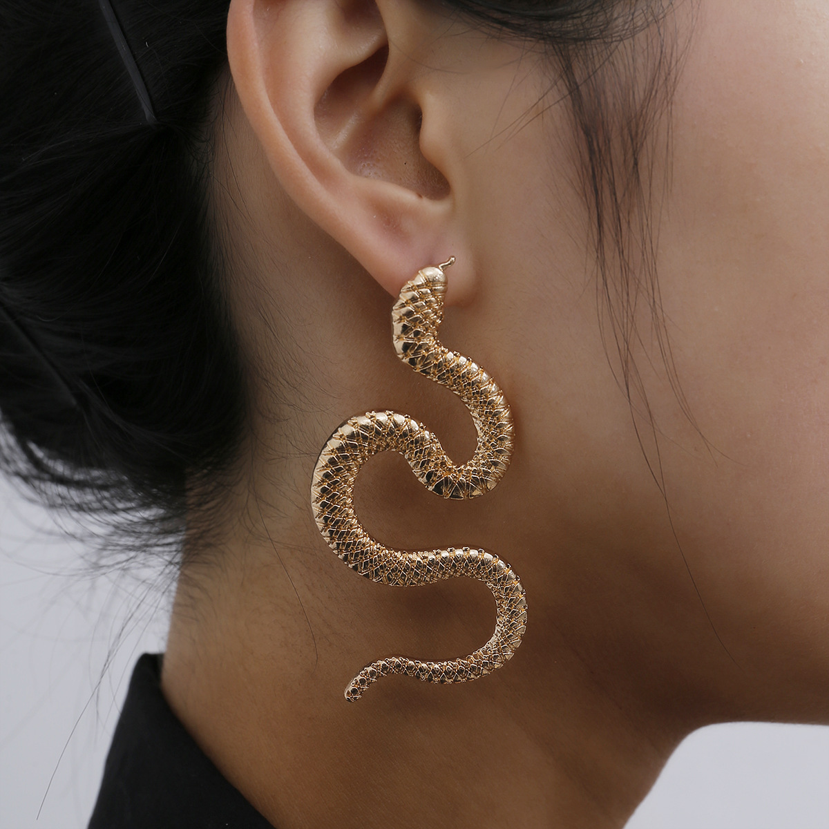 Personality twisted geometric hip-hop earrings women exaggerated snake-shaped fashion embossed long earrings — image 2