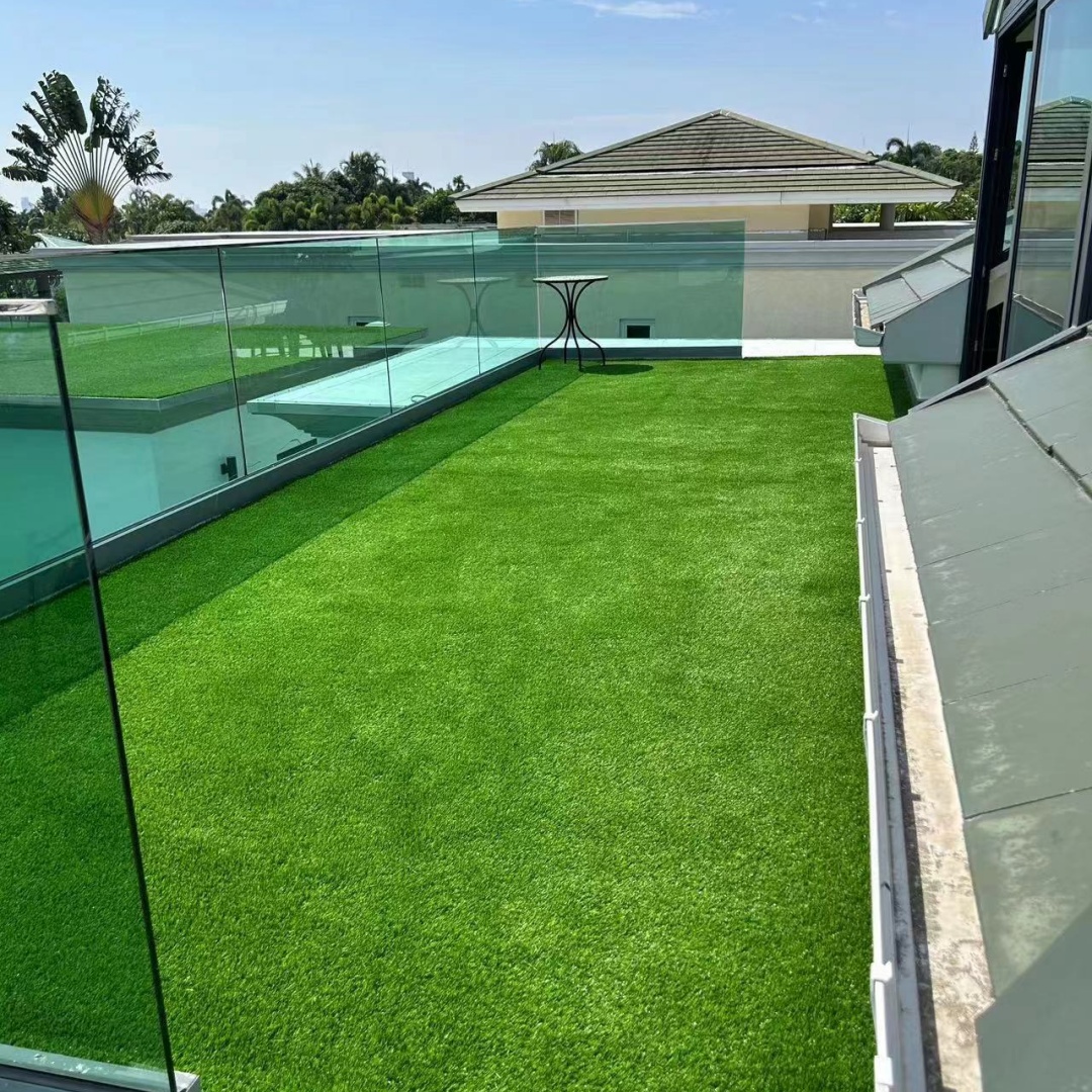 Alfombra de Césped Artificial para Exterior de 3FTx10FT, Rollo de Pasto Falso Grueso y Realista para Decoración de Patio, Balcón y Jardín, Tapete de Drenaje para Perros y Mascotas, 1.38" de Altura de Fibra — imagen 3