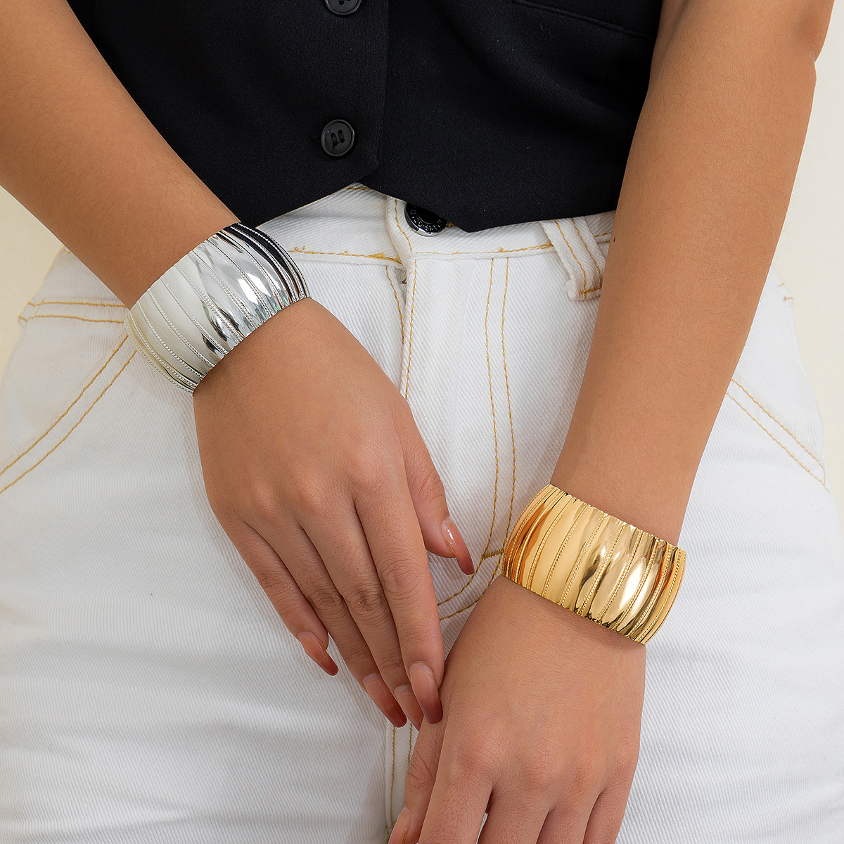 Cintillo de serpiente en metal con textura novedosa, diseño elegante para mujeres con apertura circular — imagen 3