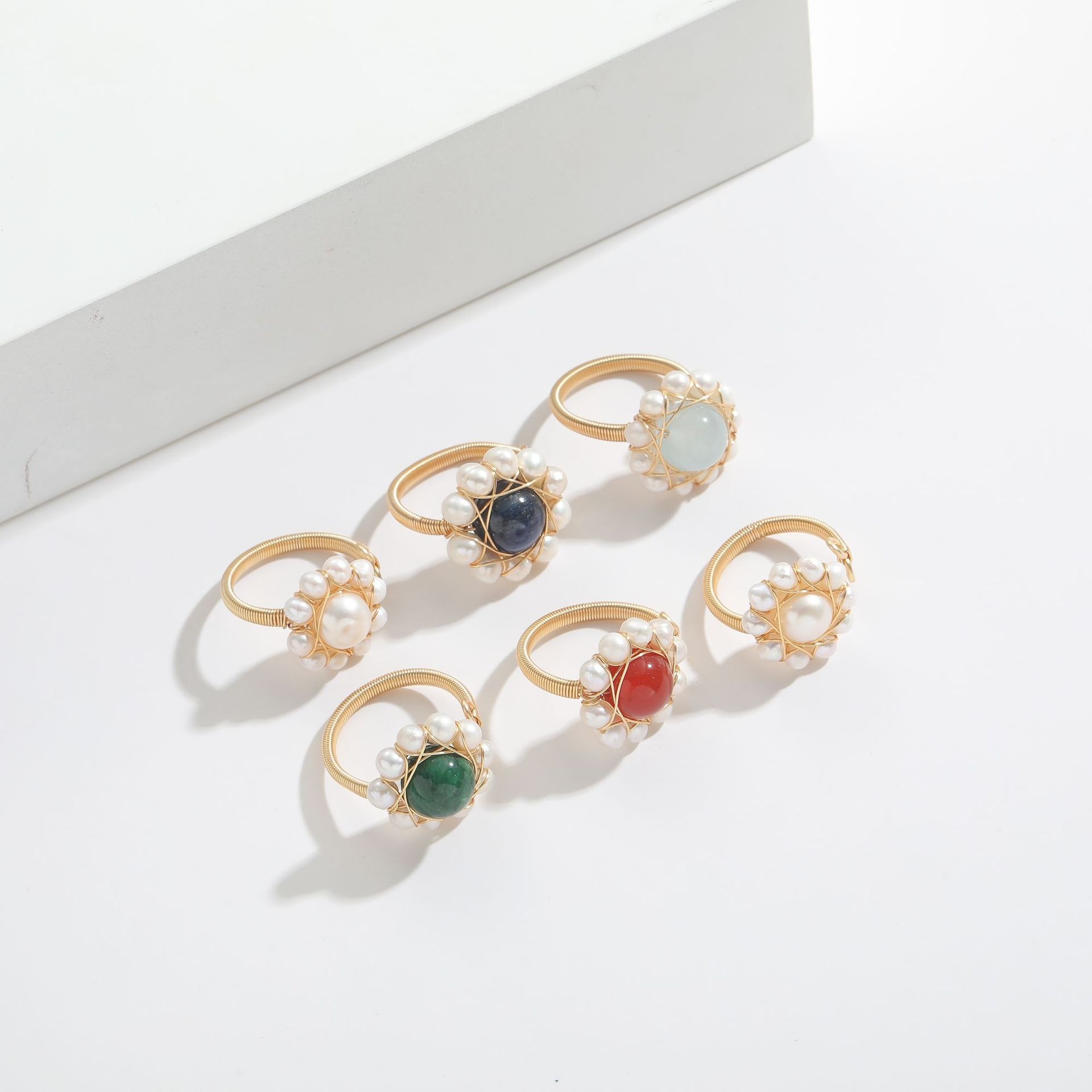 Anillo de Perlas Naturales de Agua en Mármol Rojo con Oro 14K Envuelto a Mano — imagen 2