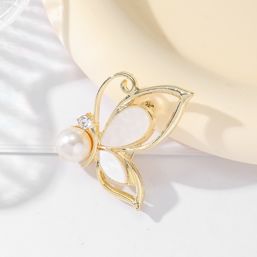 Nueva broche de mariposa de madreperla falsa, estilo hueco, para chaqueta de traje, accesorios de ropa, pins — imagen 5