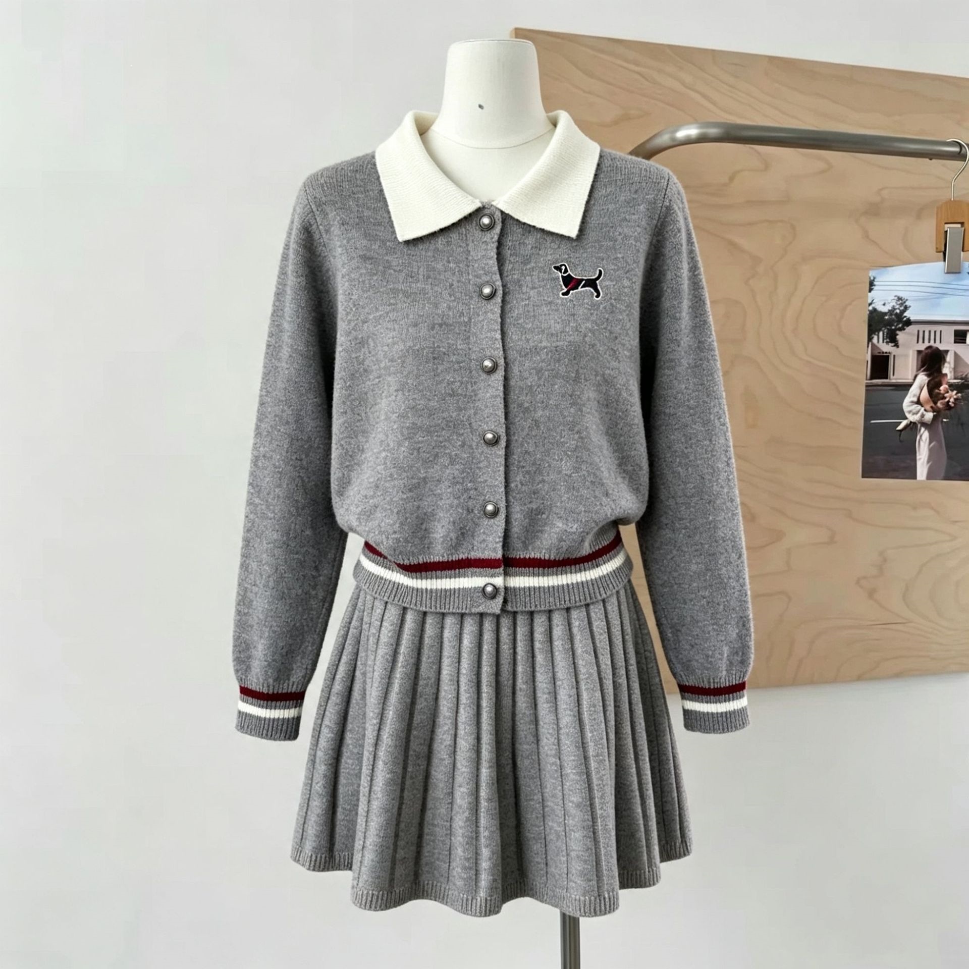 Small dog embroidery contrasting collar needle sweater — image 8