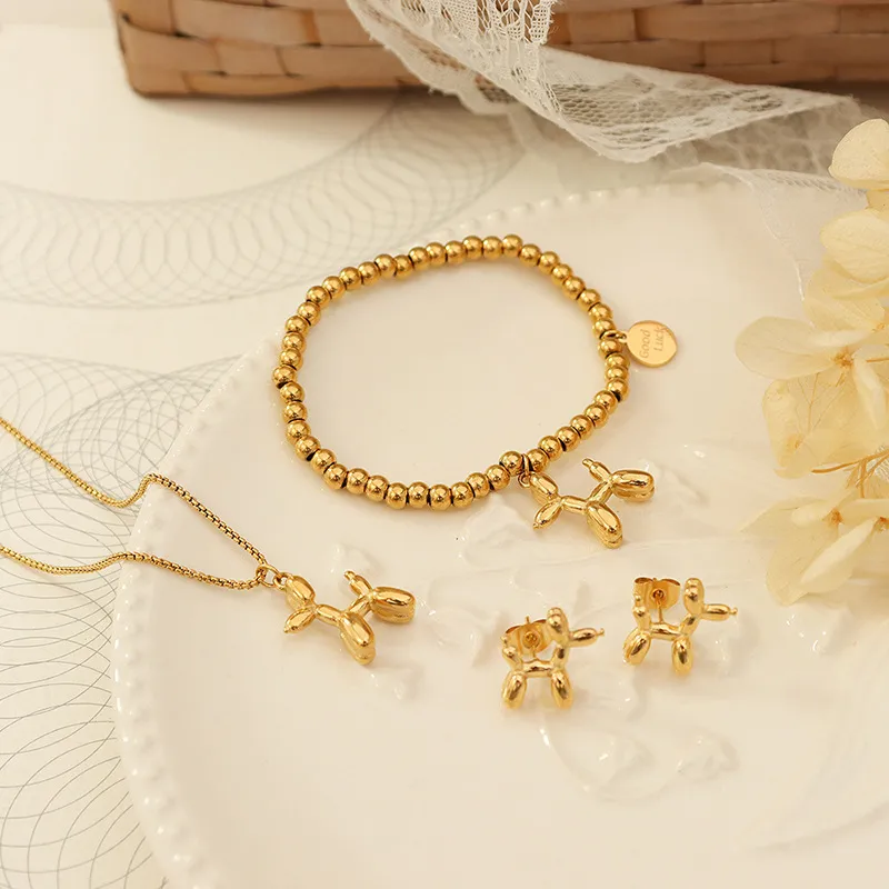 Collar con colgante en forma de cachorro de acero de titanio chapado en oro de 18K — imagen 3