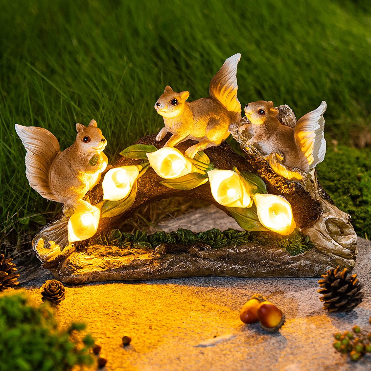 Outdoor solar resin statue decoration with three squirrels — image 4