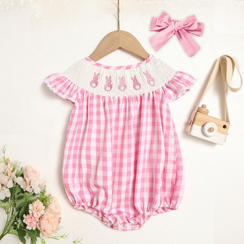 Conjunto Tierno de Mameluco de Conejito para Niña, Traje con Manga Capa y Bordado de Conejito, Incluye Diadema - Peto de Cuadros Rosa — imagen 3