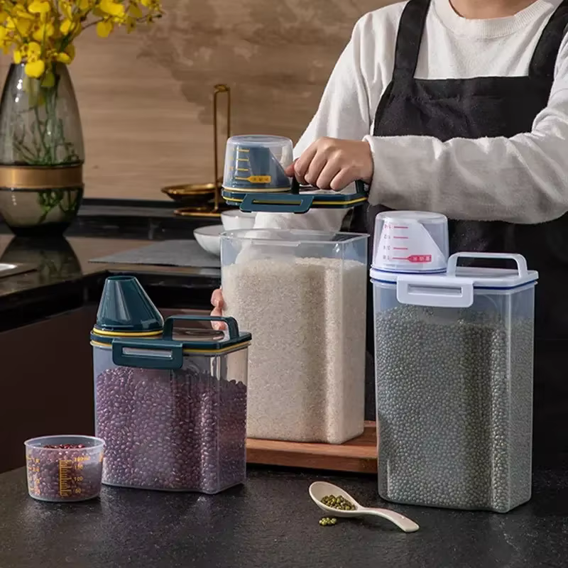 Balde de Comida para Perros y Gatos de 2kg, Tanque de Almacenamiento Plástico con Taza Medidora, Contenedor a Prueba de Humedad, Frasco Sellado, Accesorios para Mascotas — imagen 3