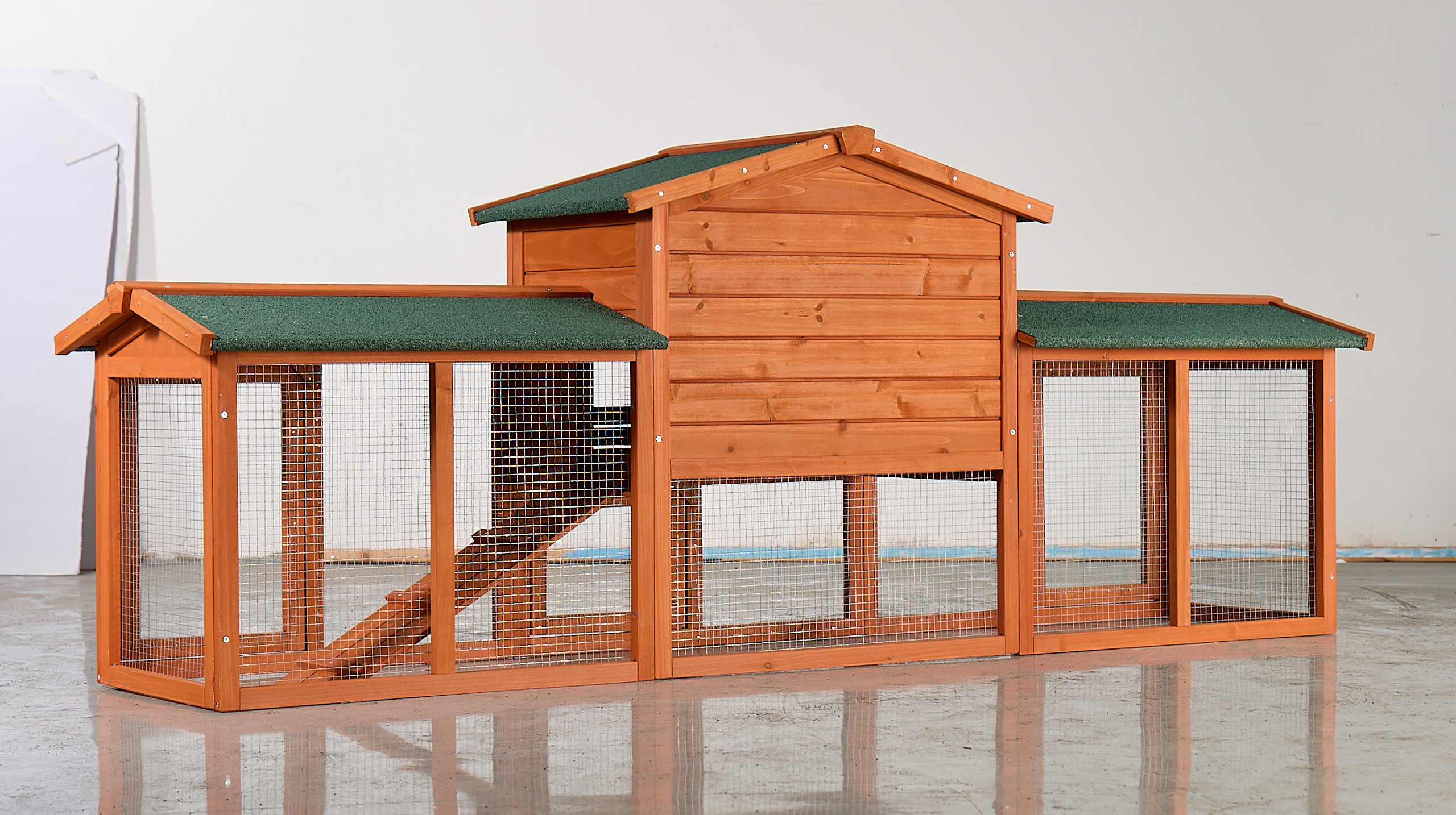 Casa para Conejos Grande de Madera, Jaula Exterior con Corral Ample, Techo Impermeable y Rampas, Caja para Animales Pequeños en Madera de Pino para Conejos, Pollos y Mascotas Menores (Marrón y Verde) — imagen 2