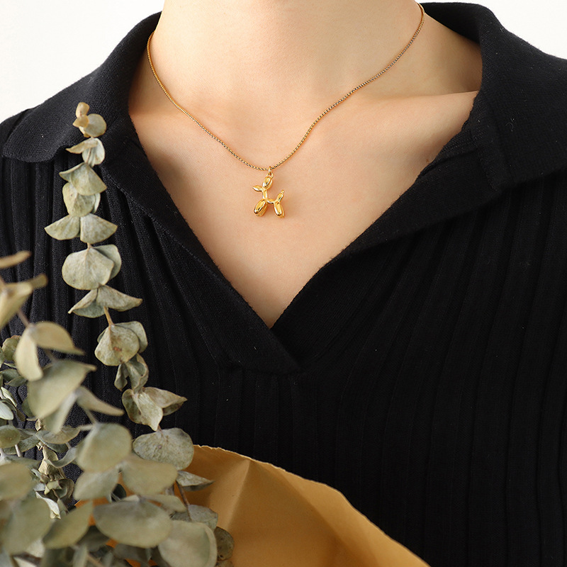 Collar con colgante en forma de cachorro de acero de titanio chapado en oro de 18K — imagen 5