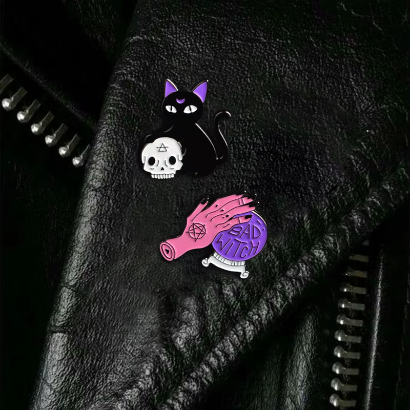 Pin de esmalte retro Bad Witch con calavera de gato negro y bola de cristal, broche insignia, joyería decorativa de Halloween para cowboys — imagen 3