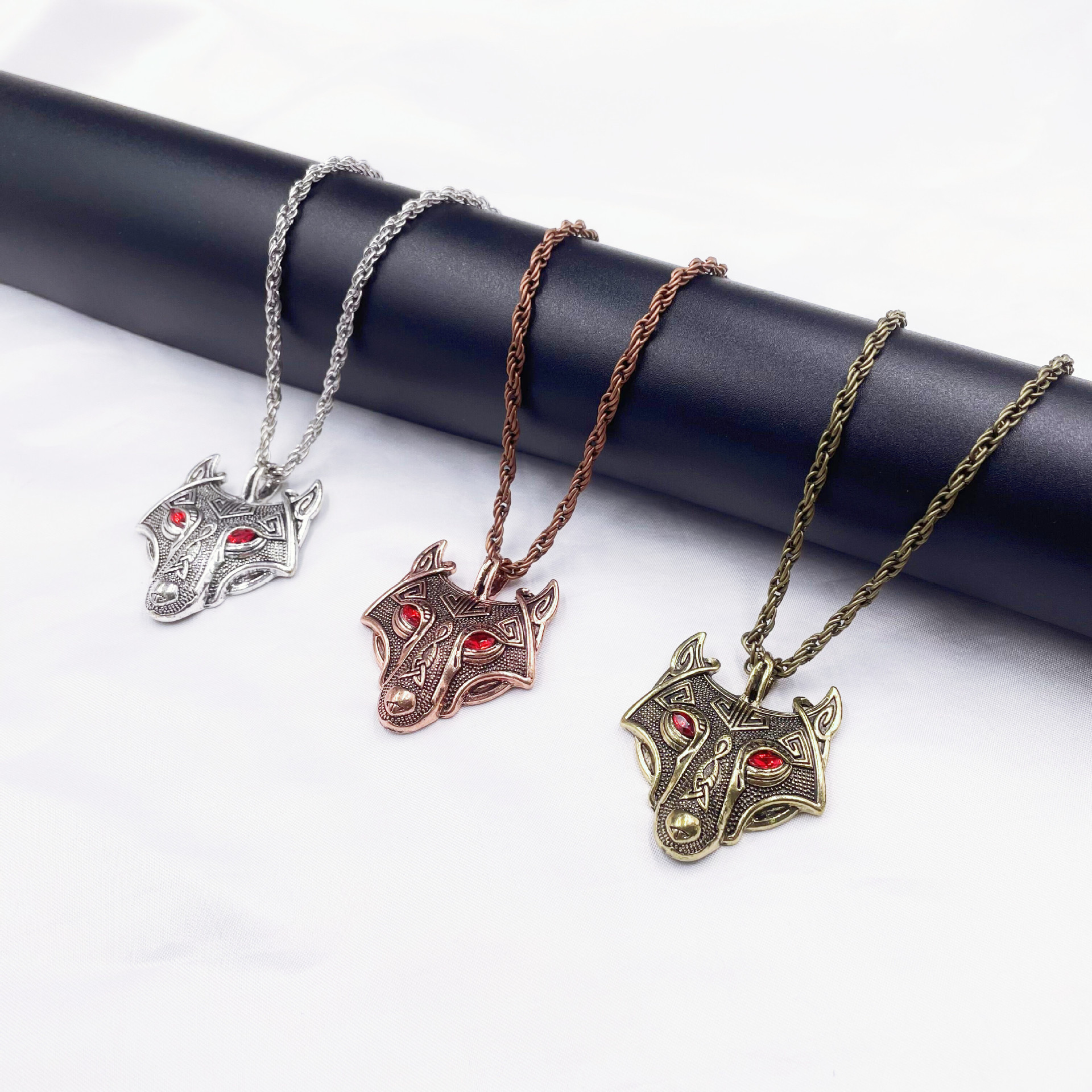 Cuello Vikingo para Hombres con Cabeza de Lobo Pendiente — imagen 3