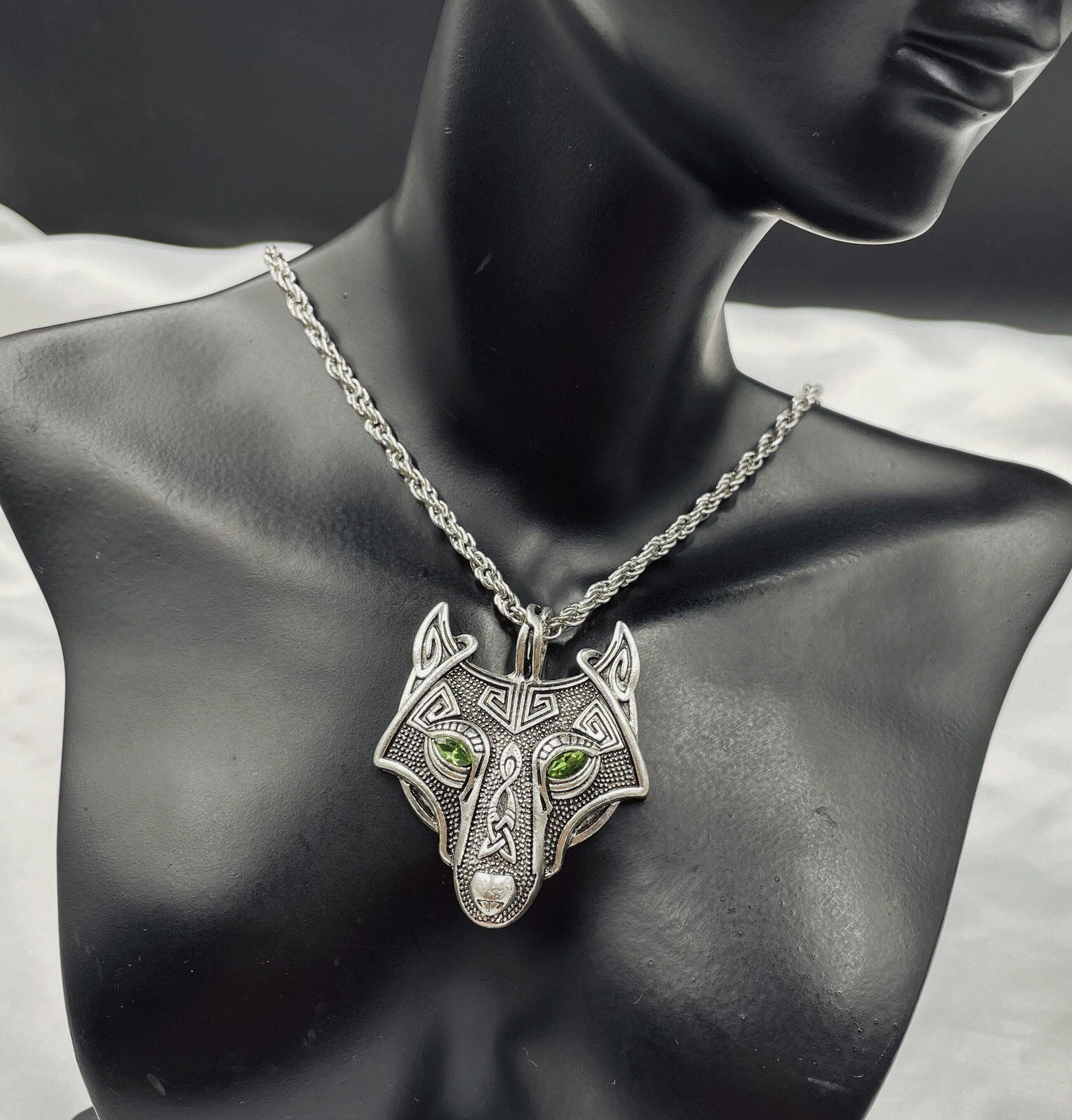 Cuello Vikingo para Hombres con Cabeza de Lobo Pendiente — imagen 5
