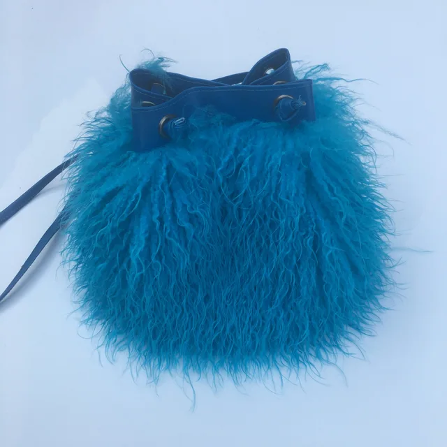 Bolso de cubo de lana de pelo largo para mujer, lujo, con piel de oveja mongol, estilo playa, piel de lana falsa, bolso de hombro de una mano — imagen 13