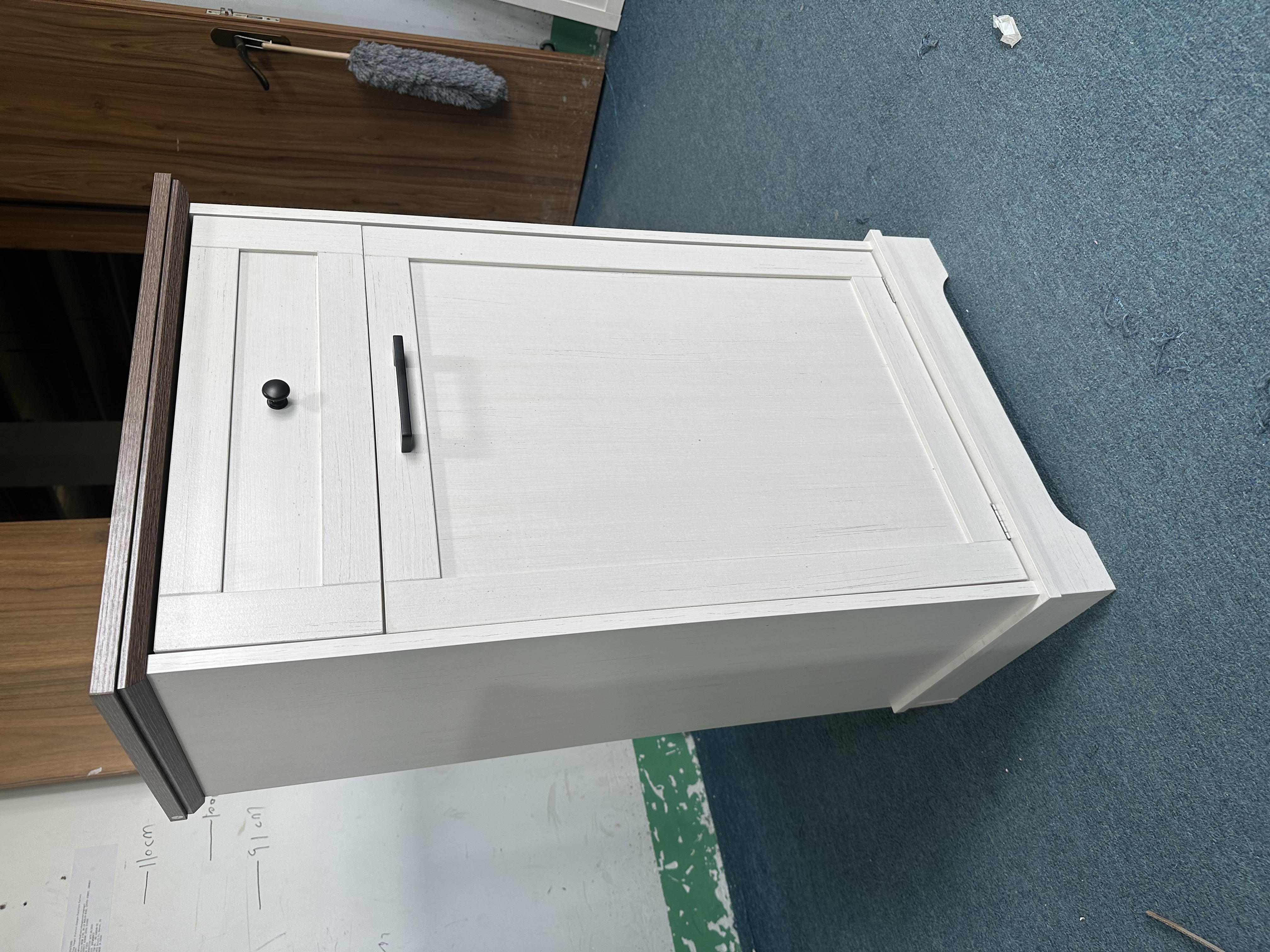 Mueble Basculante para Basurero de 10 Galones, Mueble Independiente para Bote de Basura, Mueble de Madera para Basura y Reciclaje con Cajón, a Prueba de Mascotas, para Cocina y Sala de Estar, Blanco Antiguo (No Incluye el Bote de Basura) — imagen 6