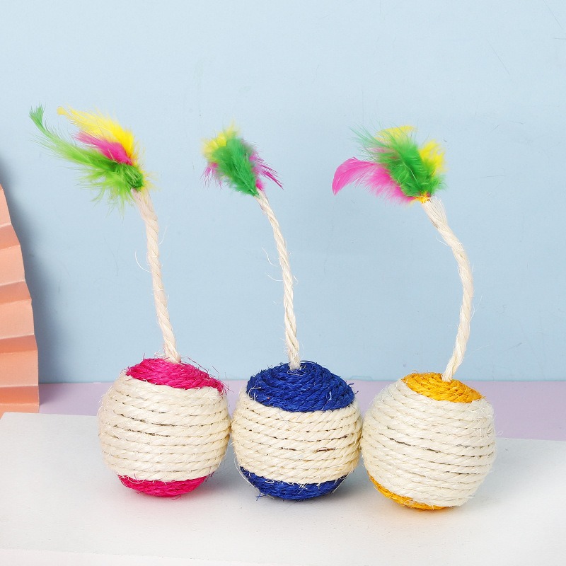 Pelota de sisal con plumas coloridas y sonajitas para gatos, corazón de tesoro felino — imagen 1
