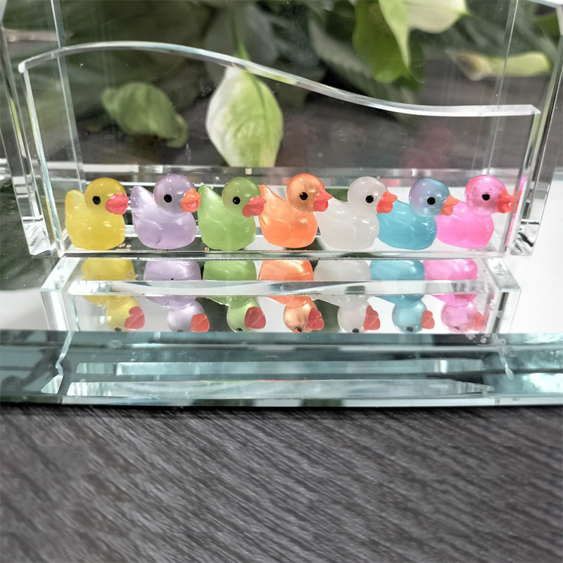 50 Piezas de Mini Patos de Resina Luminosos, Patos Miniatura que Brillan en la Oscuridad, para Jardines DIY, Casas de Muñecas, Accesorios de Pato, Micro Paisajismo, Acuarios y Decoración de Fiestas — imagen 5