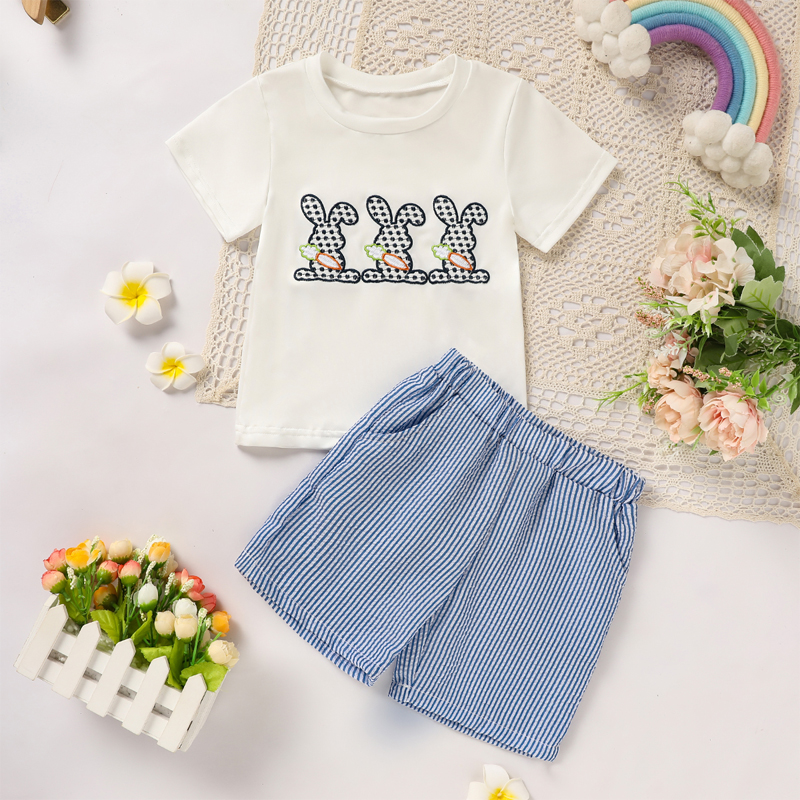 Conjunto Casual de Niño de 2 Piezas, Camiseta con Conejo y Zanahoria Bordada y Pantalones Cortos con Bolsillos Rayados — imagen 1
