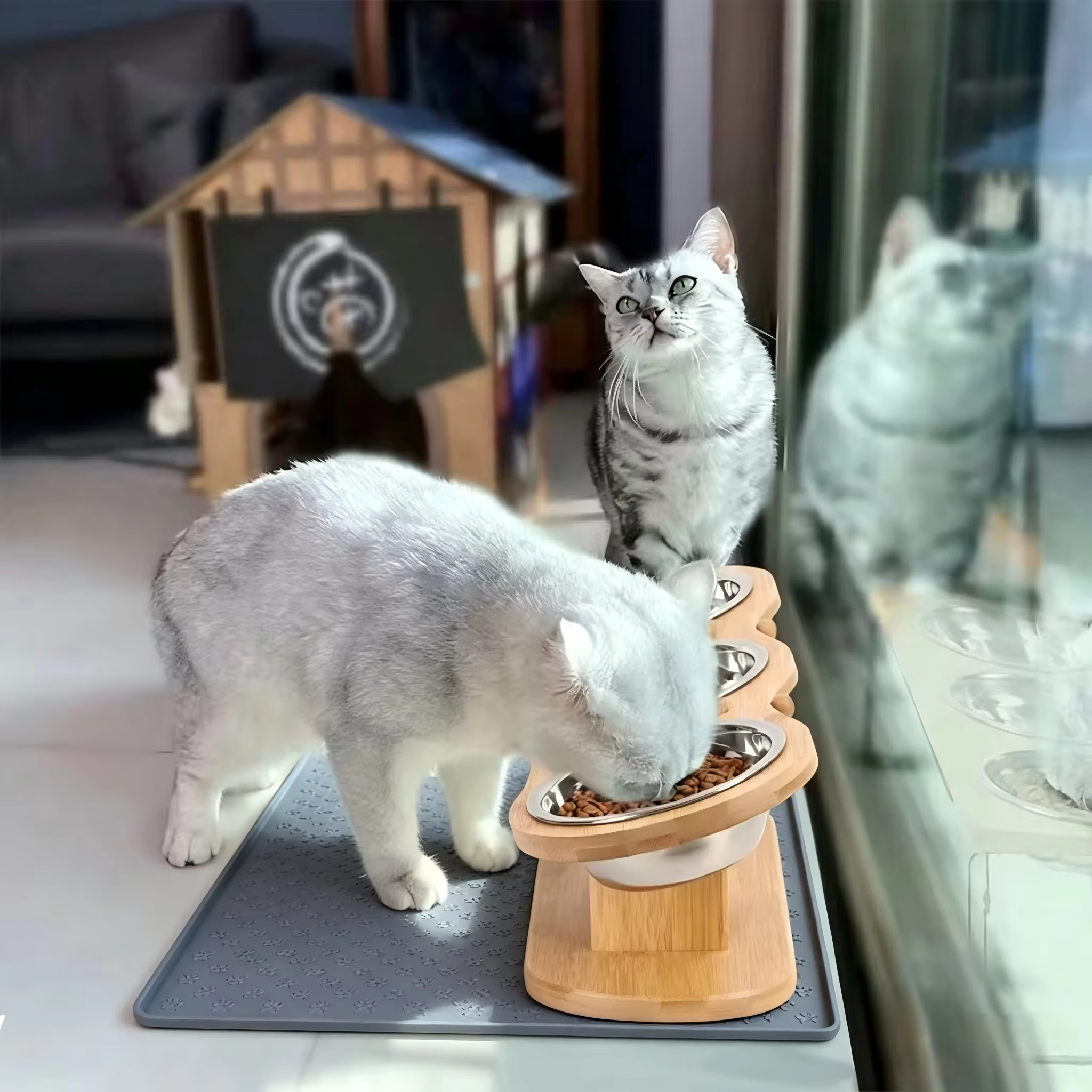 Tazones de 3 en 1 con Matriz de Almohadilla de Silicón para Comida, Pico y Agua con Tiltado de 15°, Mesa Elevada de Madera con 3 Tazones de Acero Inoxidable para Gatos y Perros — imagen 2