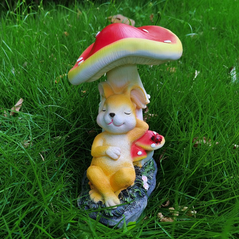 Decoraciones de jardín al aire libre simuladas de conejo y setas — imagen 4