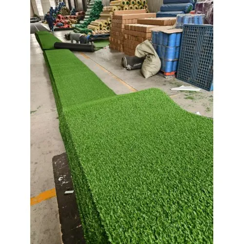 Pasto Artificial de 5 pies x 10 pies con Agujeros de Drenaje, Manta de Hierba Falsa de 0.6' de Espesor con Base de Goma - Solución Económica para Áreas de Mascotas Interior y Exterior, Patio, Balcón, Jardín y Decoración — imagen 5