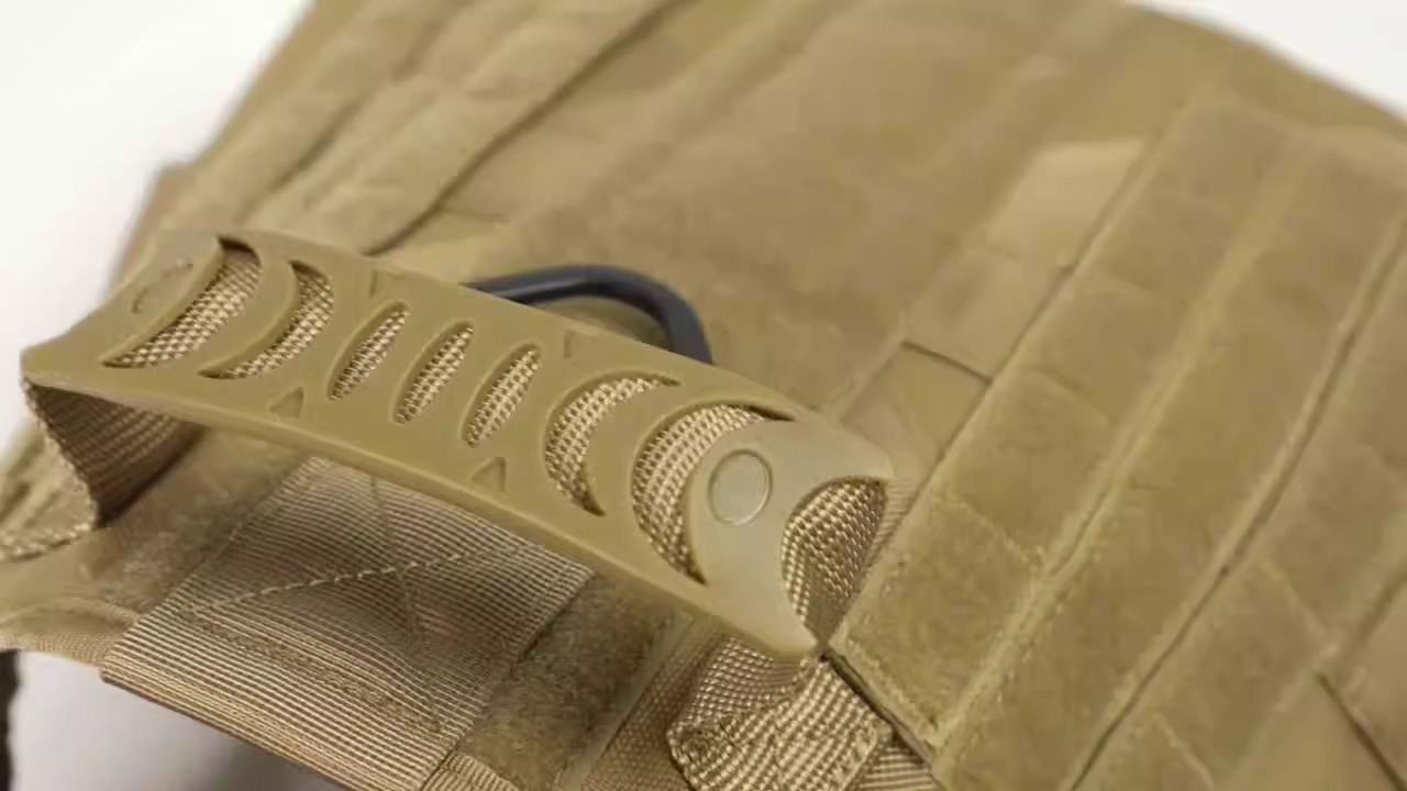Traje impermeable de nylon y poliéster para perros grandes al aire libre con correa de hombro — imagen 5