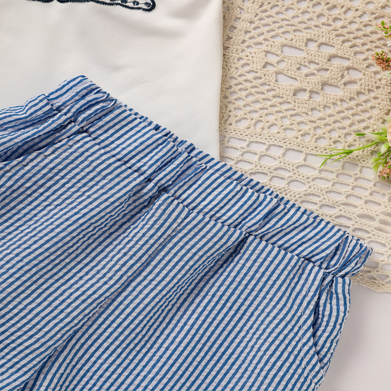 Conjunto Casual de Niño de 2 Piezas, Camiseta con Conejo y Zanahoria Bordada y Pantalones Cortos con Bolsillos Rayados — imagen 4