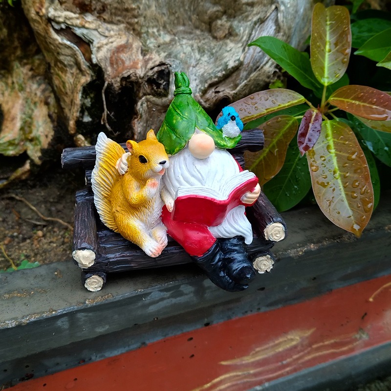 Outdoor Squirrel Elf Reading Hanger — image 5