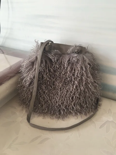 Bolso de cubo de lana de pelo largo para mujer, lujo, con piel de oveja mongol, estilo playa, piel de lana falsa, bolso de hombro de una mano — imagen 2