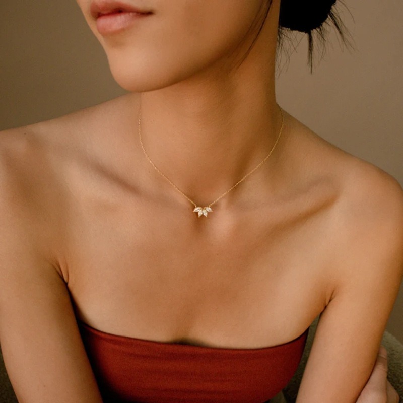 Collar de Cadenas con Flor de Zircón - Pendiente de Caballo de Ojos para Mujer Sencilla y Popular — imagen 1