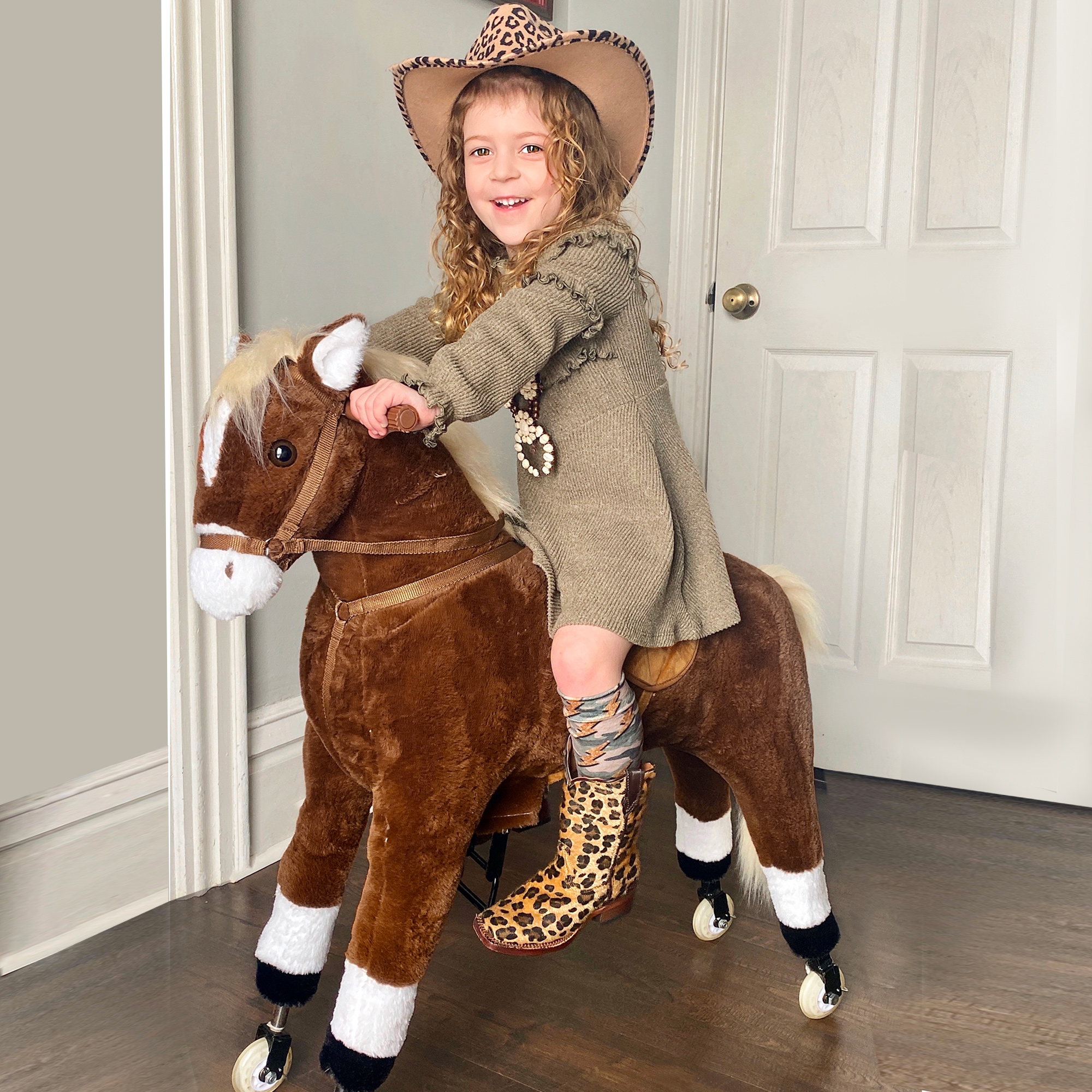 Caballo de montar para niños con ruedas rodantes fáciles, cuerpo suave hinchable y tamaño grande para niños de 5 a 16 años — imagen 5