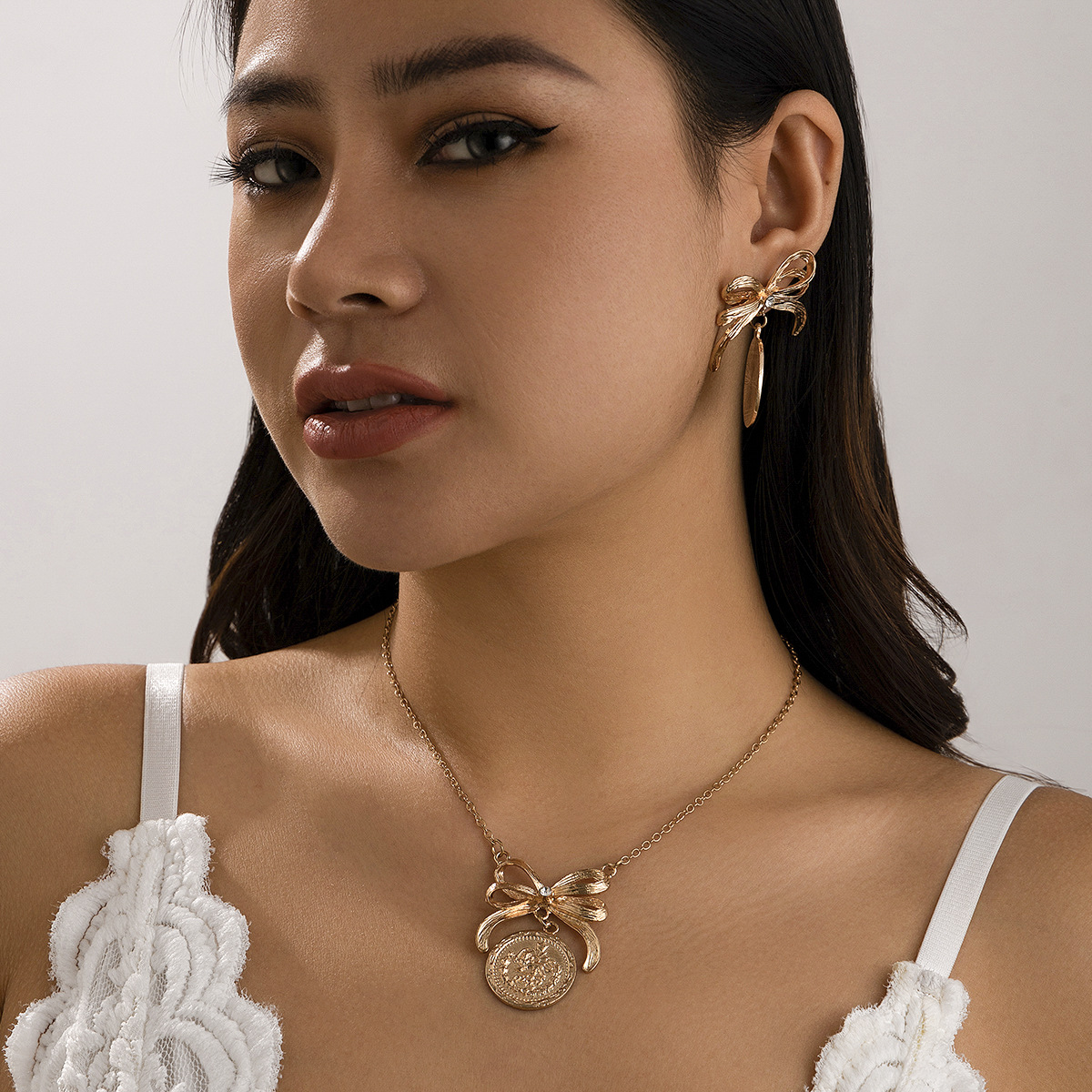 Cuello Redondo con Nudo Mariposa Cadena de Cruz de Metal Imitación Perla Cadena de Clavícula — imagen 1