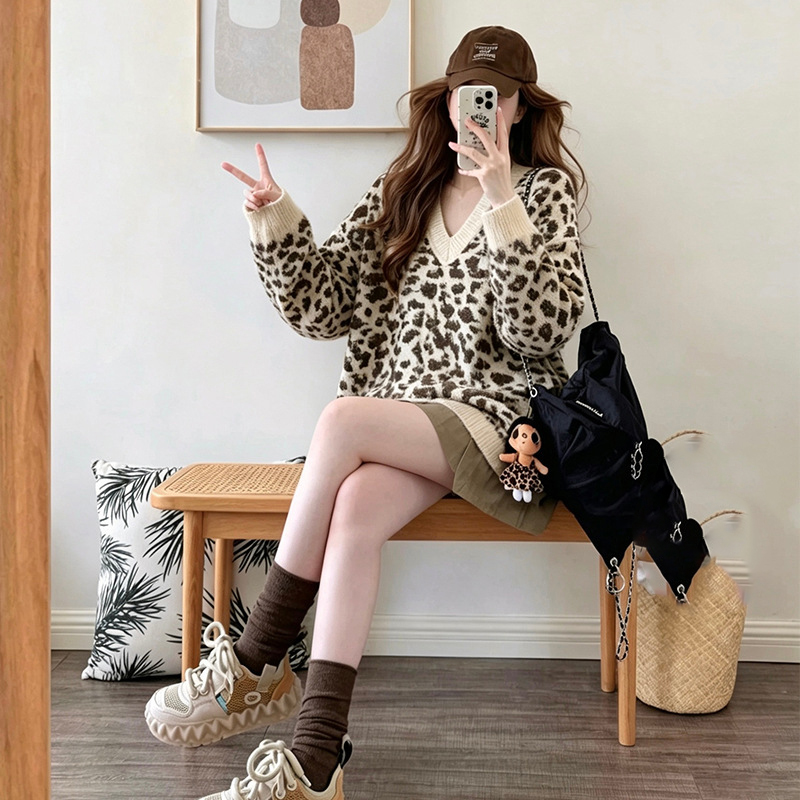 Leopard print V-neck pullover sweater — image 5