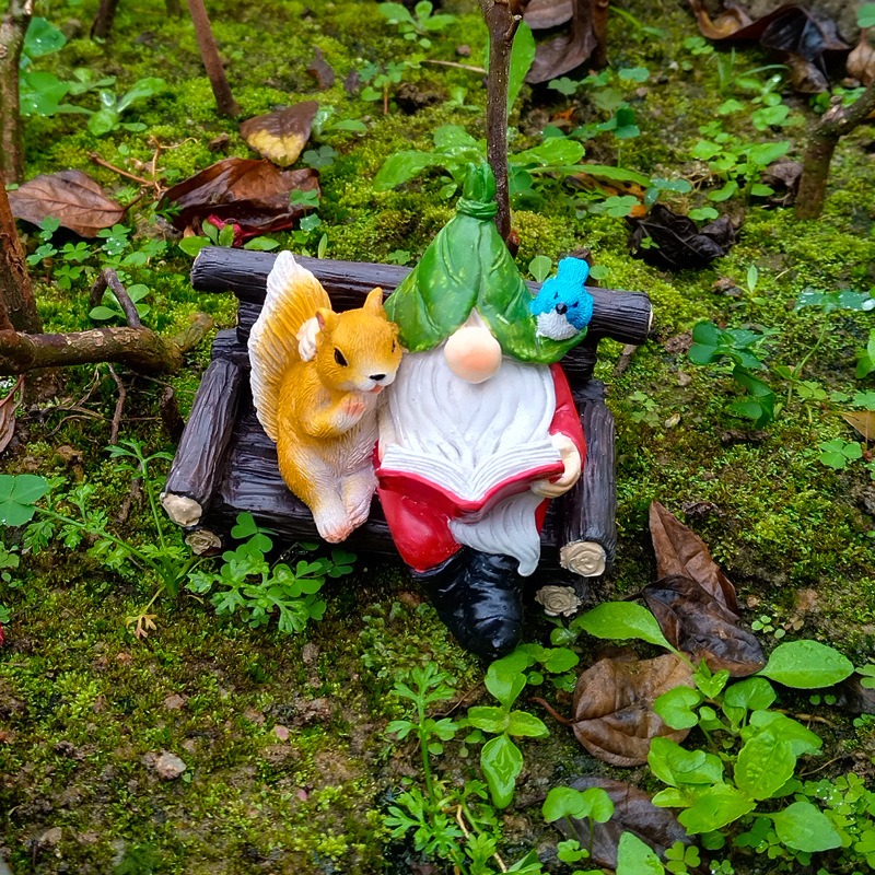Outdoor Squirrel Elf Reading Hanger — image 3