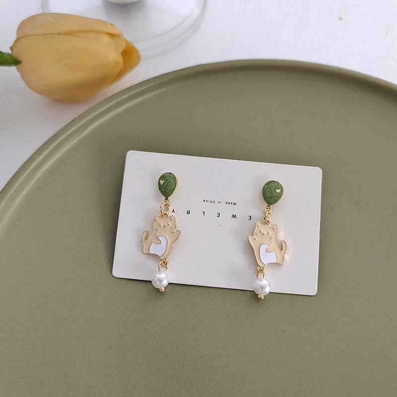 Pendientes de gatito de dibujos animados con aguja de plata S925, creativos, nicho, con perla de gota de aceite — imagen 3