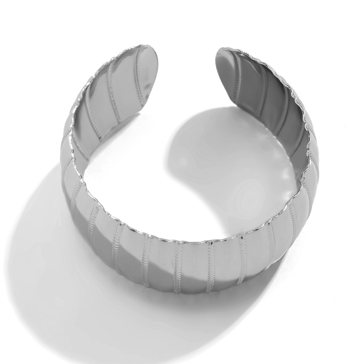 Cintillo de serpiente en metal con textura novedosa, diseño elegante para mujeres con apertura circular — imagen 5