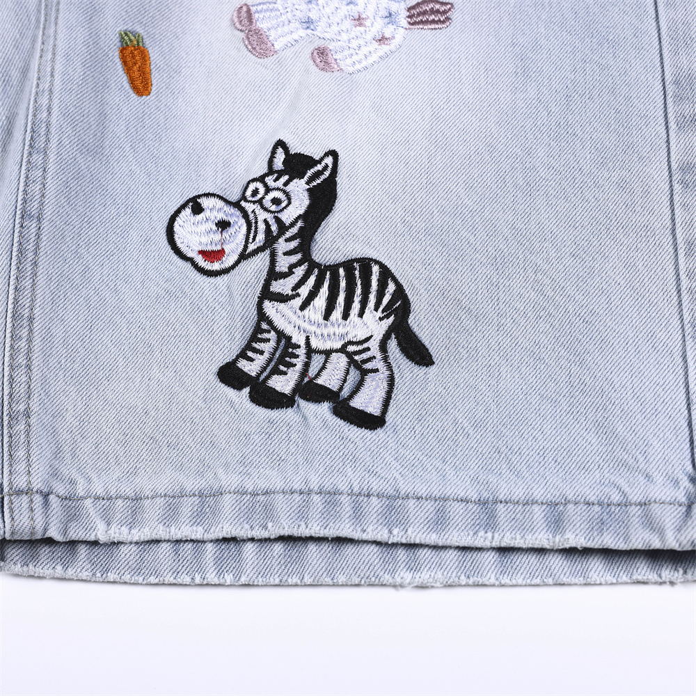 Cartoon horse embroidery light colored washed denim shorts — image 5