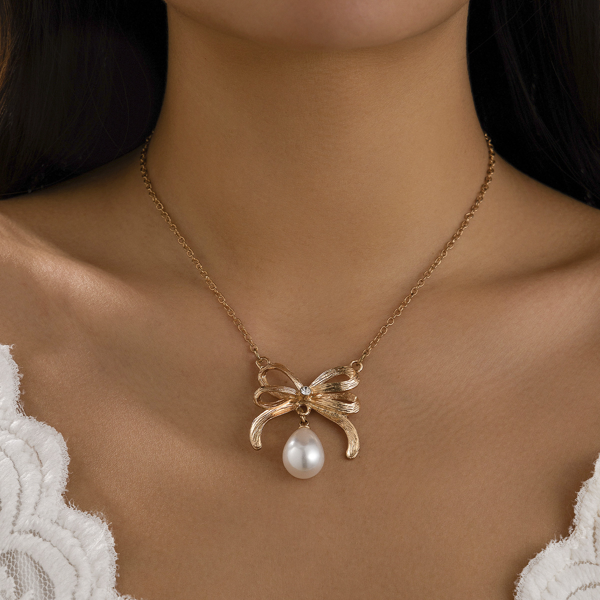 Cuello Redondo con Nudo Mariposa Cadena de Cruz de Metal Imitación Perla Cadena de Clavícula — imagen 10
