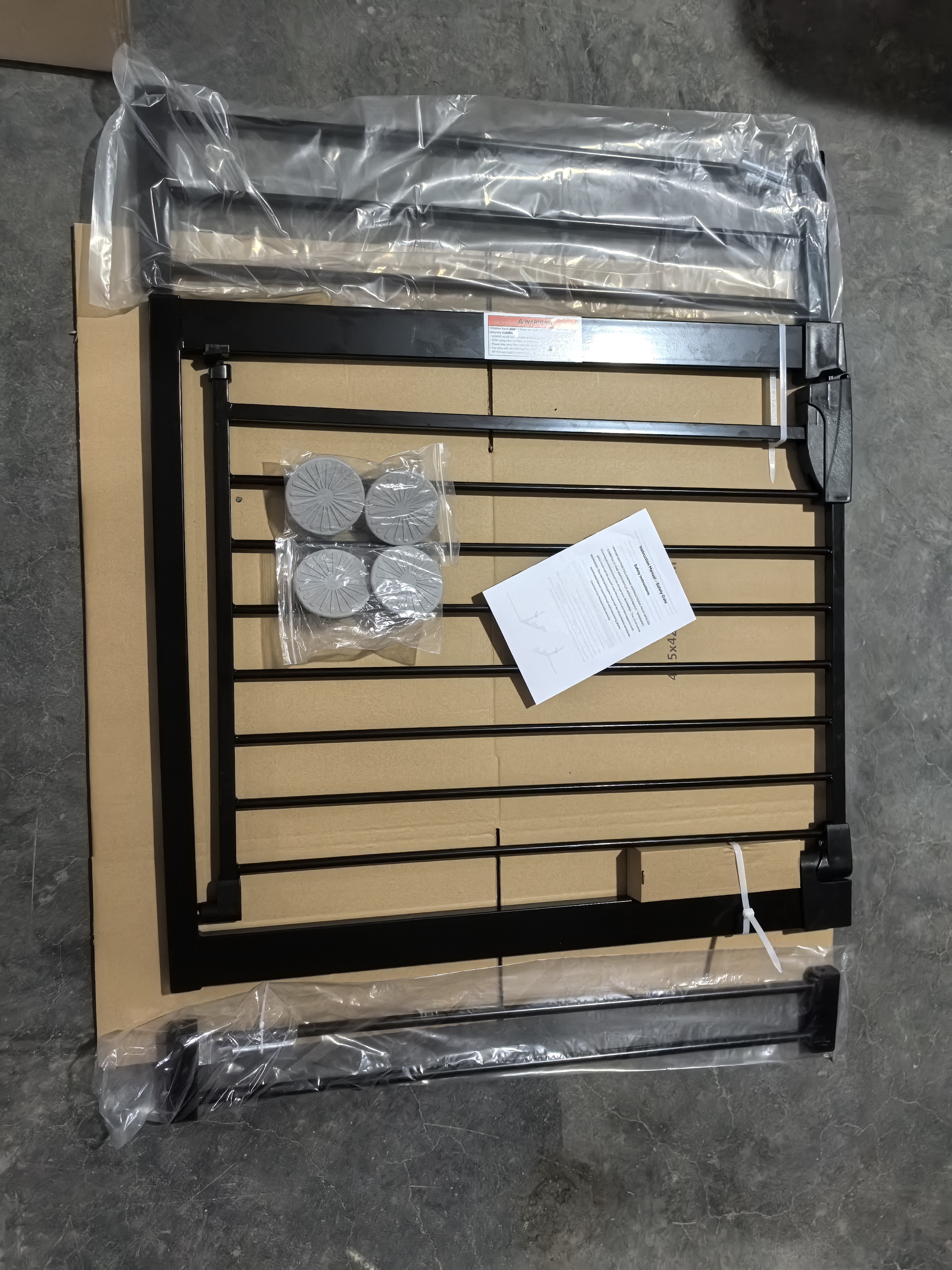 Reja para Bebés Ancha de 29.5-45.3" con Protector de Pared para Escaleras, Reja para Perros de Interior para Puertas, Sin Taladrar, Montaje a Presión, Rejas para Mascotas para Niños, Reja de Seguridad Fácil de Cruzar, Negra — imagen 11