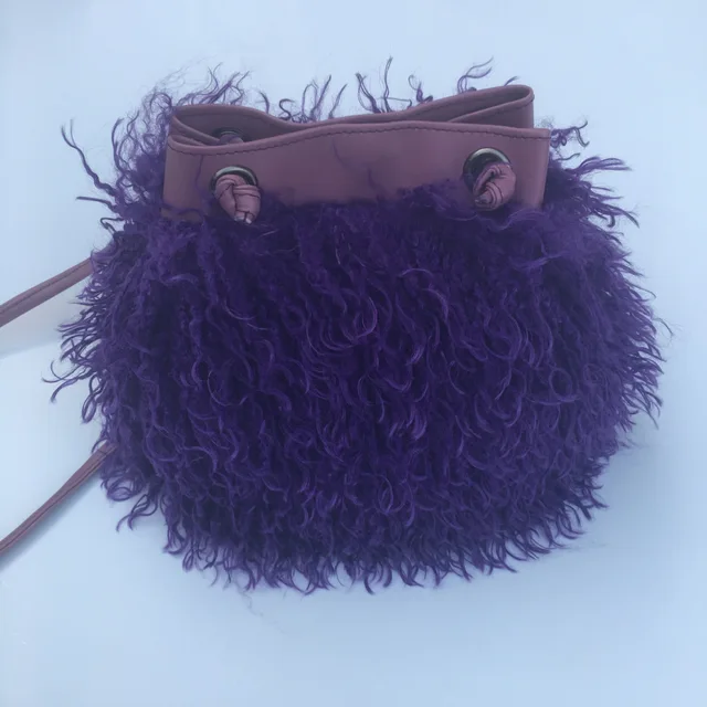 Bolso de cubo de lana de pelo largo para mujer, lujo, con piel de oveja mongol, estilo playa, piel de lana falsa, bolso de hombro de una mano — imagen 17