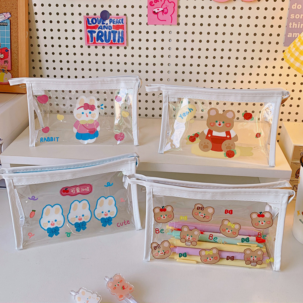 Bolsa de Lápiz Transparente Roja Grande Capacidad, Osito y Conejo Cómicos, Almacenaje de Cosméticos, Bolsa de Baño Japonesa de Alta Calidad — imagen 1