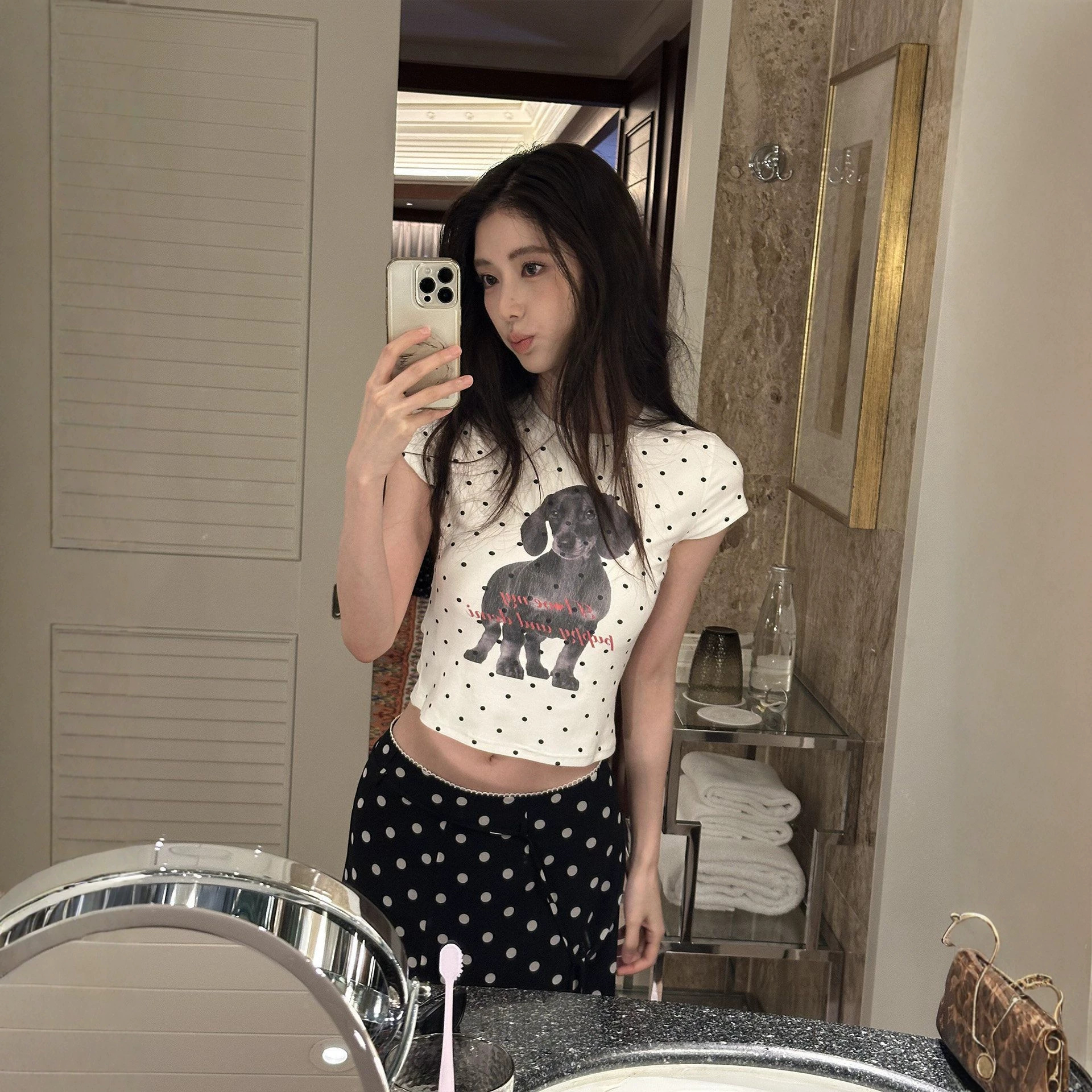 Camiseta de mujer con estampados de perros y puntos negros — imagen 3