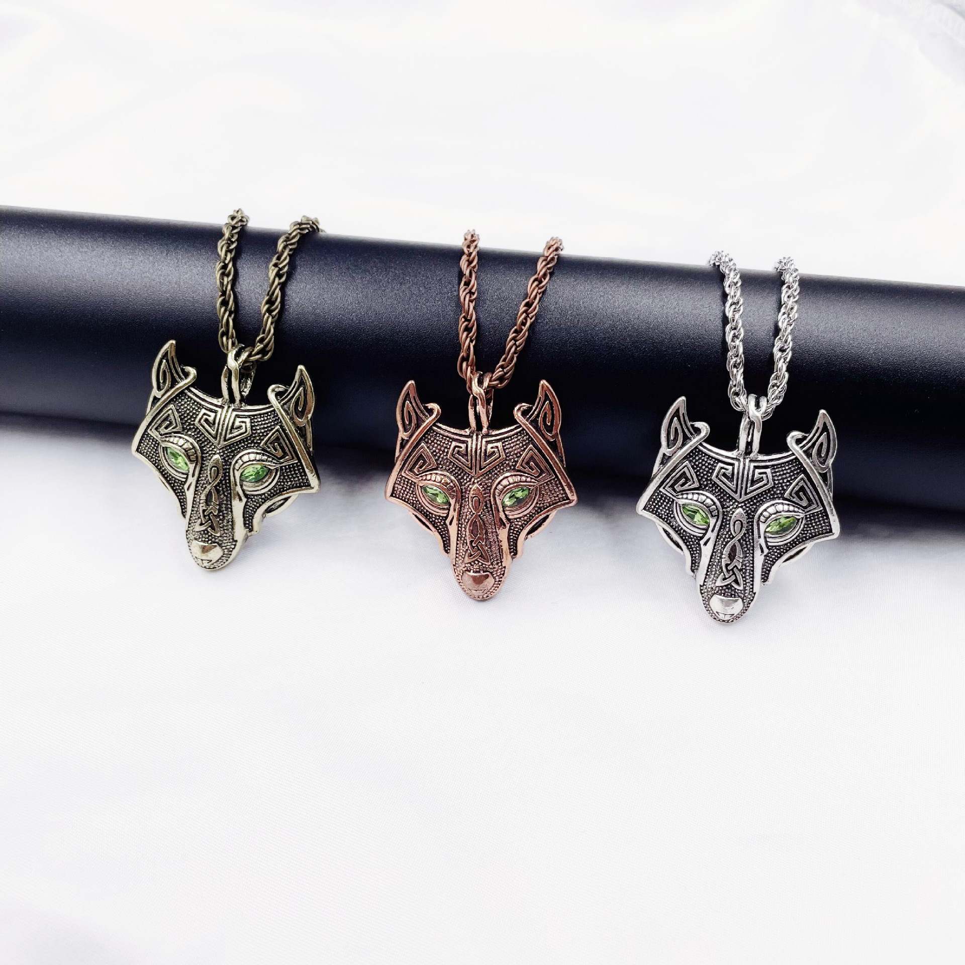 Cuello Vikingo para Hombres con Cabeza de Lobo Pendiente — imagen 2