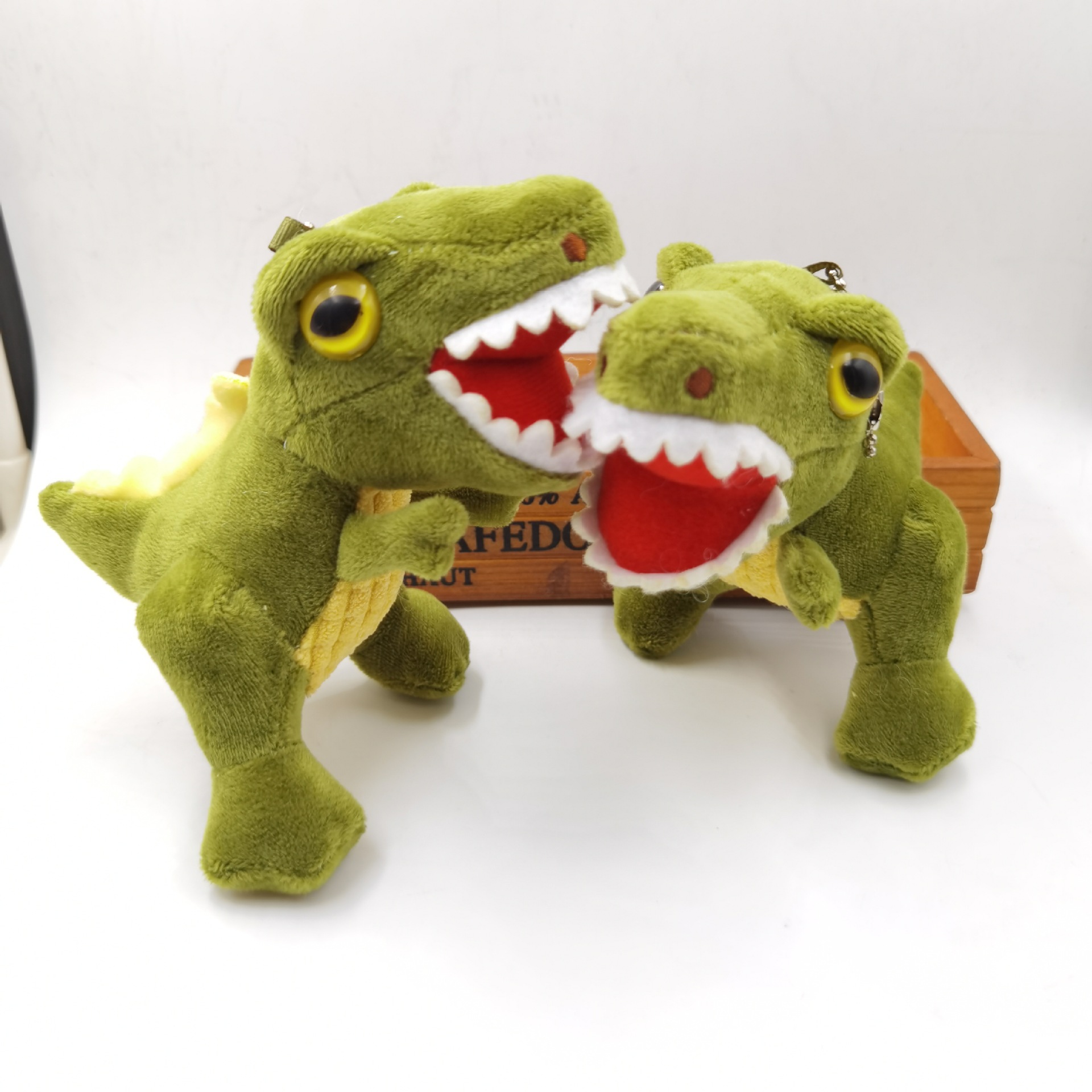 Dinosaurio de Red Plástico con Cuerda Colorida - Muñeca de Peluche para Niños - Cadena de Clave o Pendiente para Mochila — imagen 1