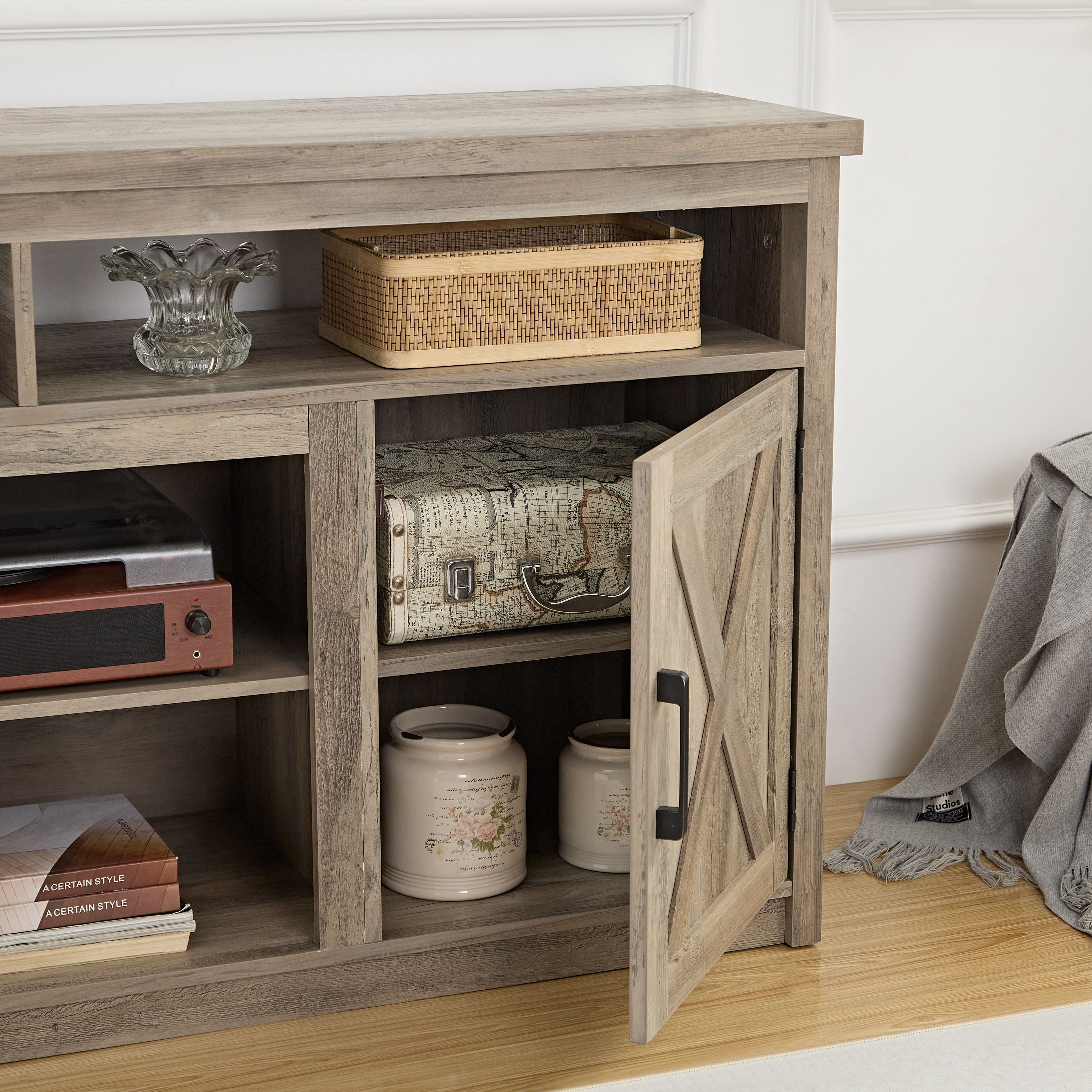 Consola de Entretenimiento Moderna con Puerta de Granja para TV hasta 65 pulgadas, Almacenamiento Abierto y Cerrado, Gray Wash, L57.87xP15.75xH30.31 — imagen 4