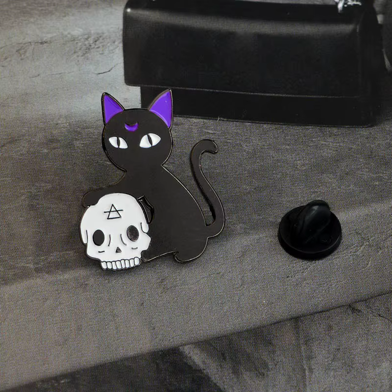 Pin de esmalte retro Bad Witch con calavera de gato negro y bola de cristal, broche insignia, joyería decorativa de Halloween para cowboys — imagen 8