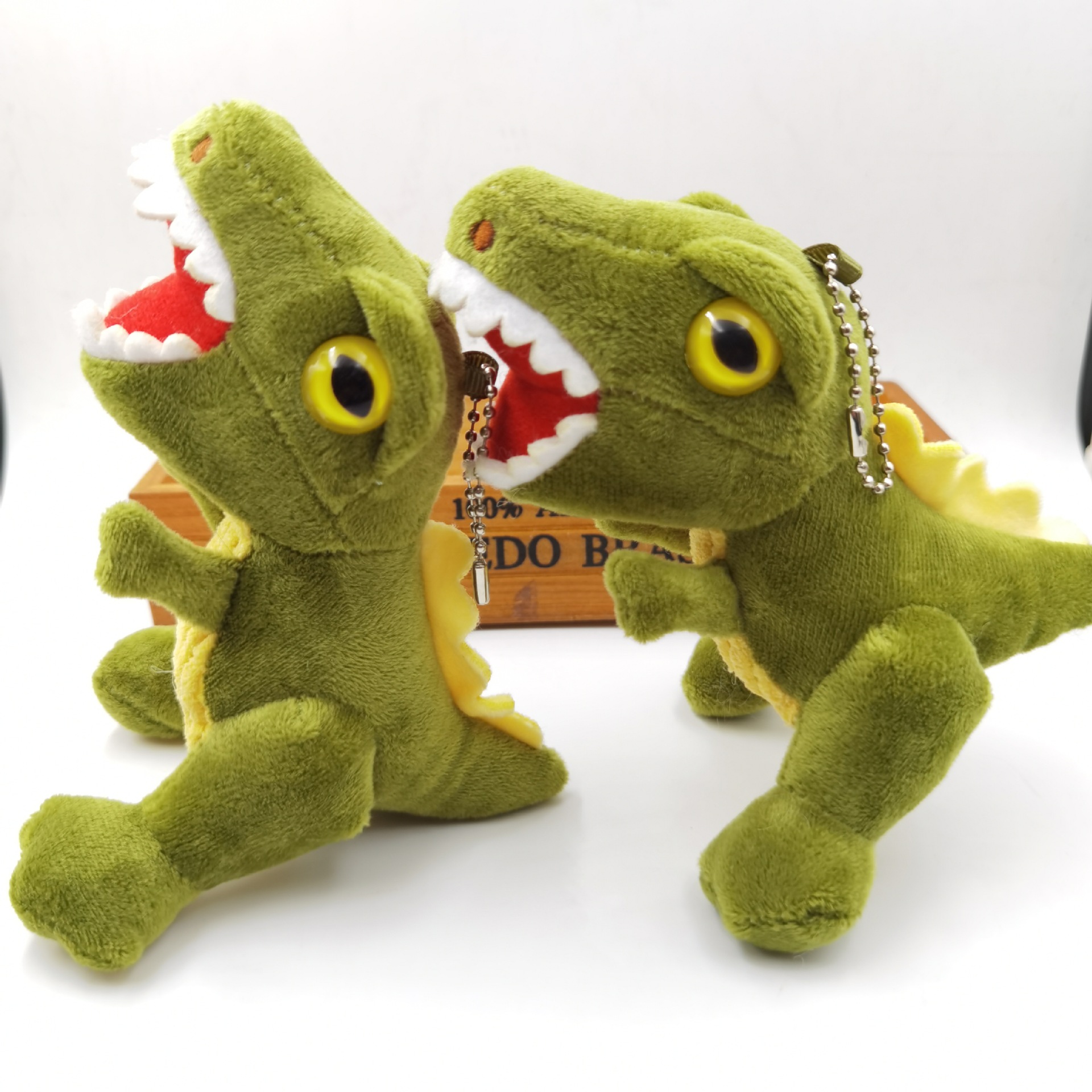 Dinosaurio de Red Plástico con Cuerda Colorida - Muñeca de Peluche para Niños - Cadena de Clave o Pendiente para Mochila — imagen 3