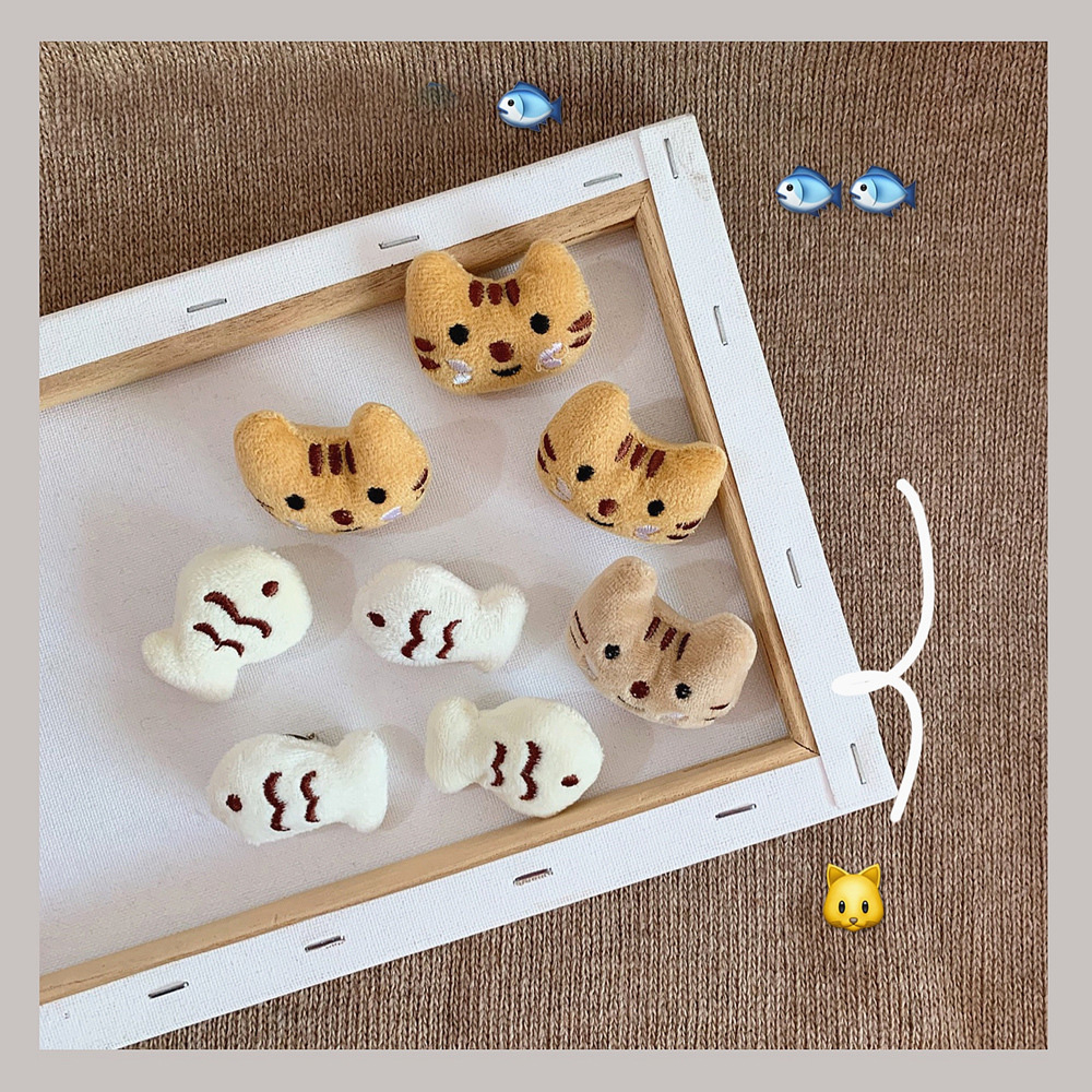 Broche de Peluche Estilo Ins de Gatito y Pez de Caricatura, Accesorio Creativo Japonés Adorable, Pin Decorativo con Personalidad para Estudiantes — imagen 1
