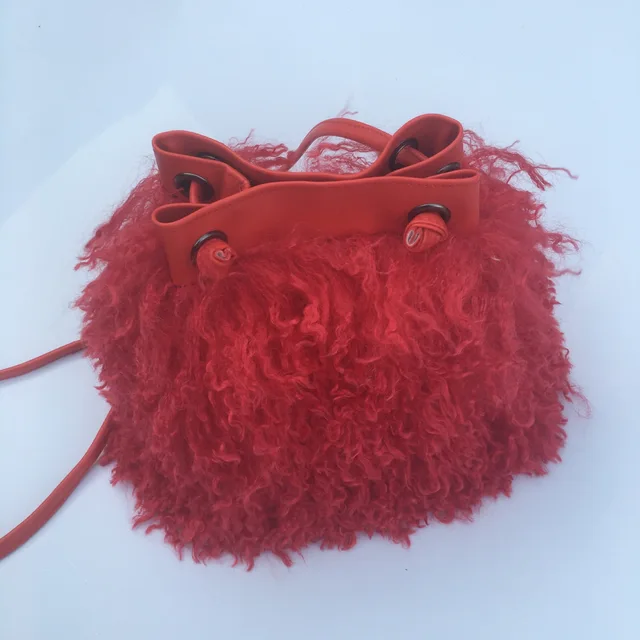 Bolso de cubo de lana de pelo largo para mujer, lujo, con piel de oveja mongol, estilo playa, piel de lana falsa, bolso de hombro de una mano — imagen 5
