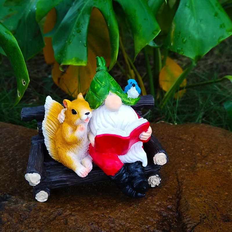 Outdoor Squirrel Elf Reading Hanger — image 2
