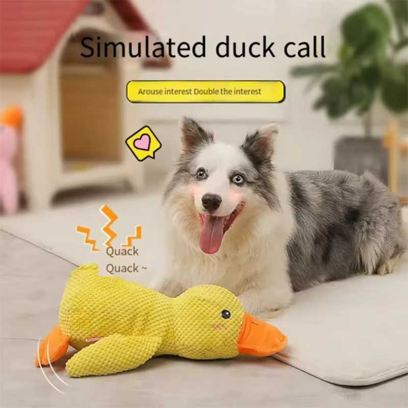 Perro durmiendo con un abrazo de juguetes de pato amarillo para aliviar la aburrición de juguete de peluche interactivo de mascota pequeña — imagen 2